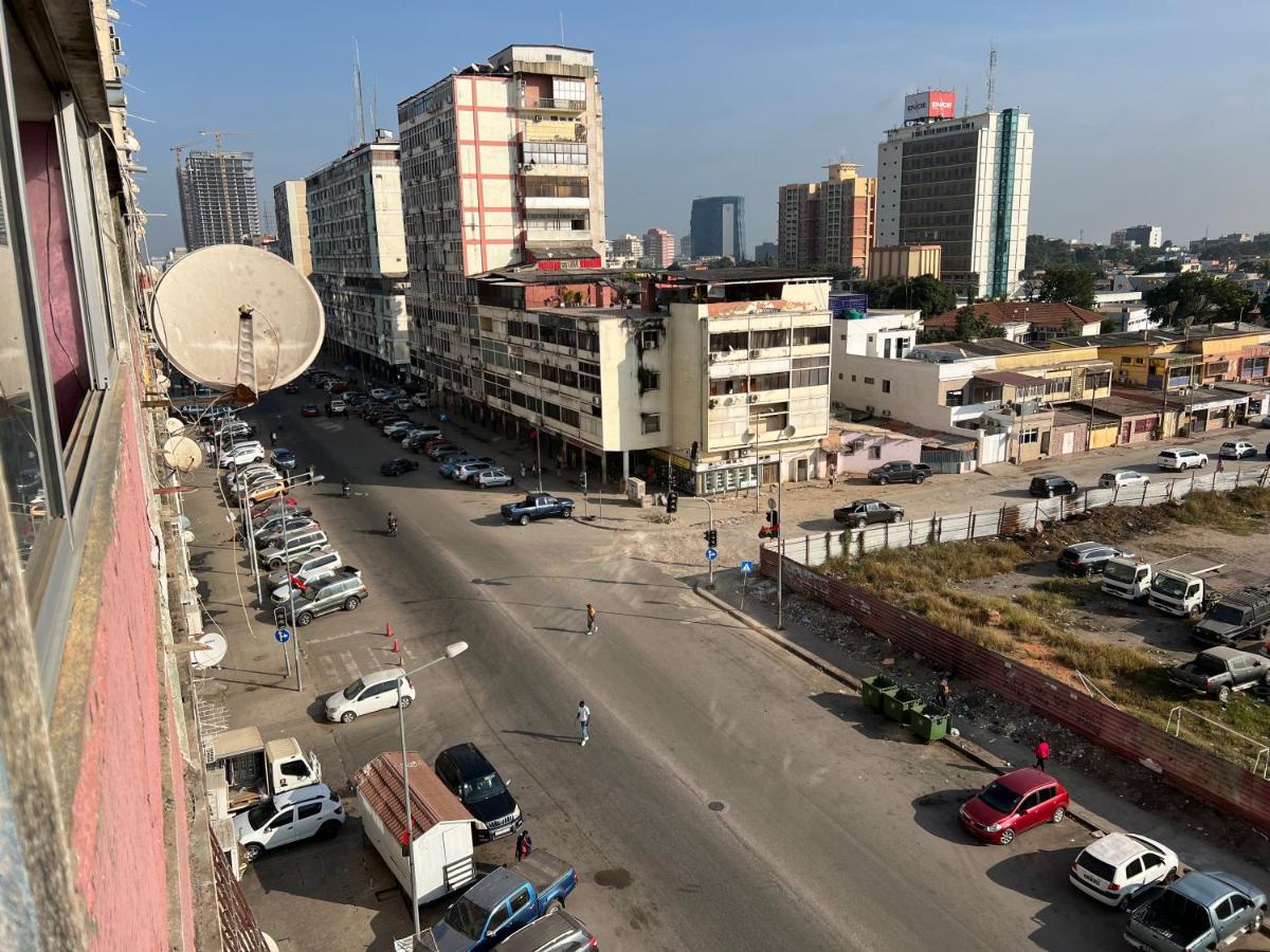 Africa Em Zona Comercial De Luanda Exteriér fotografie